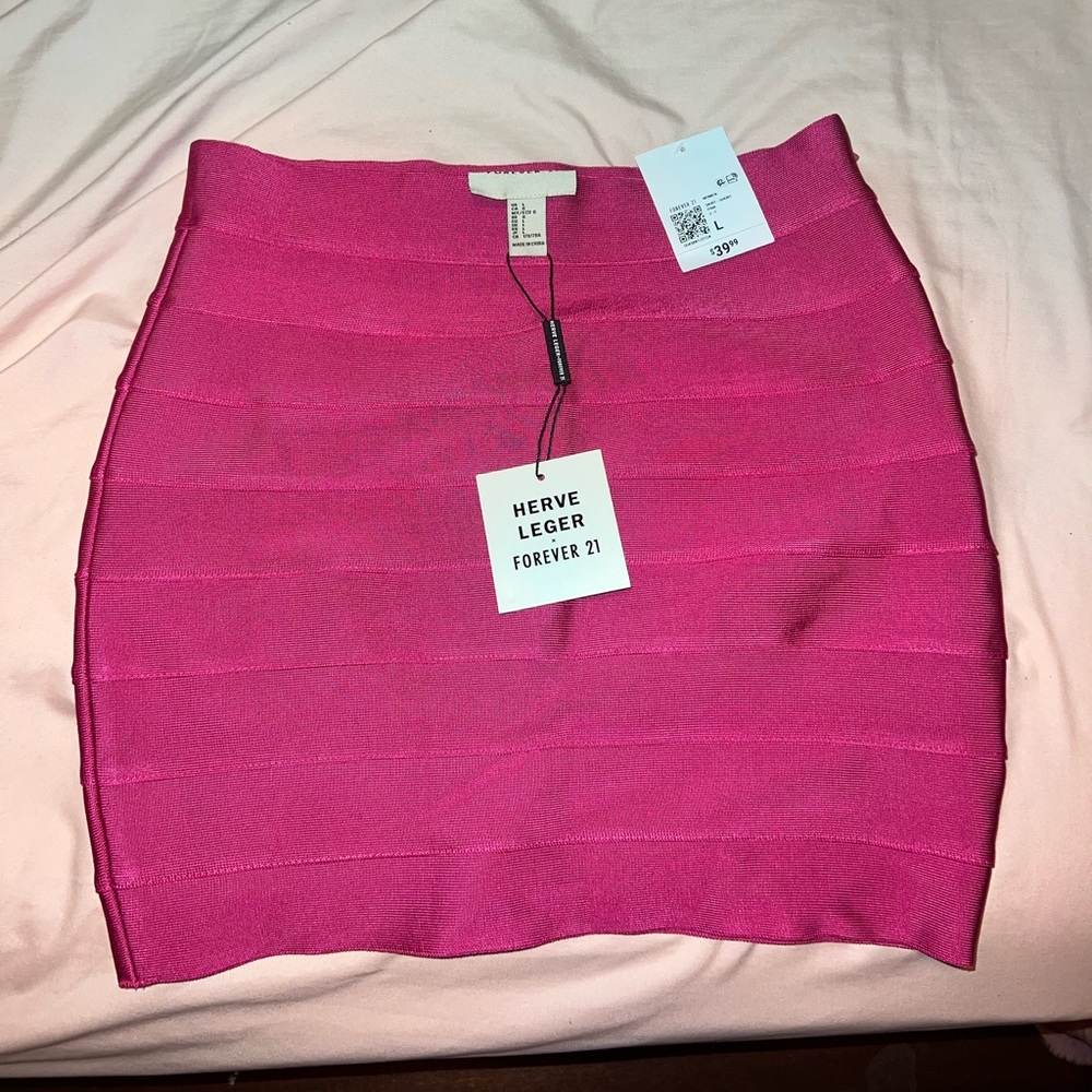 Forever 21 Skirt Size L. Has tags on it never been worn